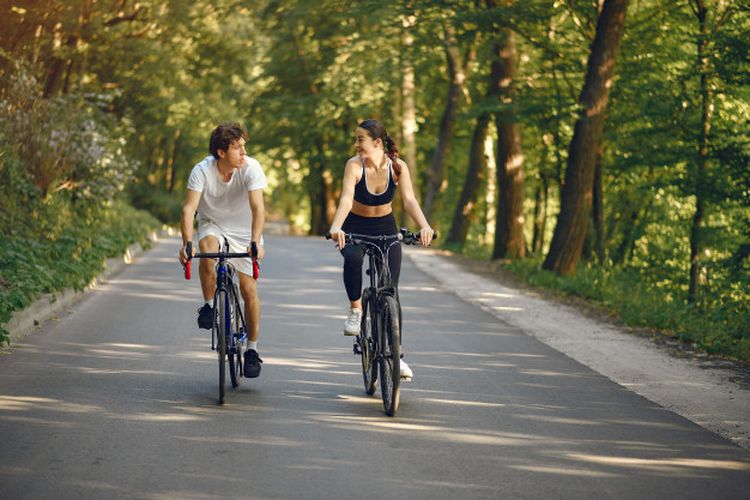cycling couple