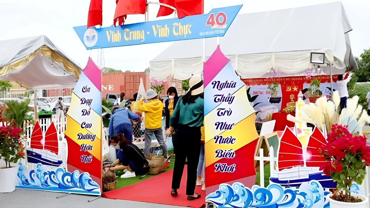 Cổng trại 26/3 đơn giản