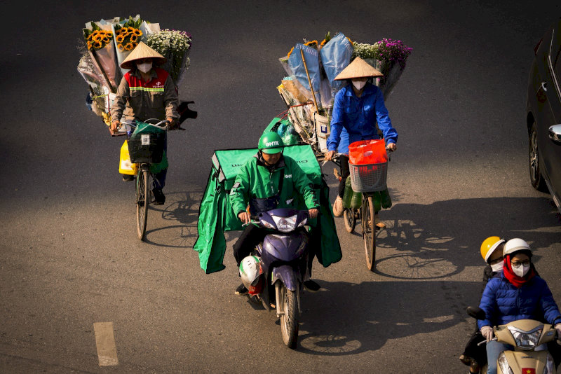 Với mạng lưới phủ khắp 34 tỉnh thành cùng hệ thống vận hành hiện đại, GHTK giúp người bán rút ngắn khoảng cách, giao hàng nhanh - tiết kiệm - an tâm hơn bao giờ hết.