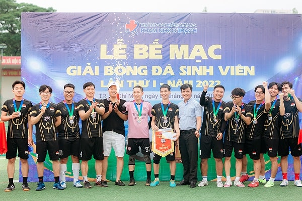 giai-bong-da-cao-dang-y-khoa-pham-ngoc-thach-1