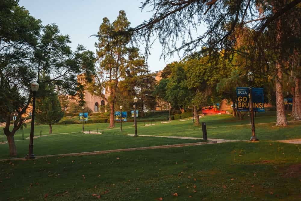 UCLA là một trường đại học công lập lớn, có tính tuyển chọn cao, nằm trong một trung tâm đô thị