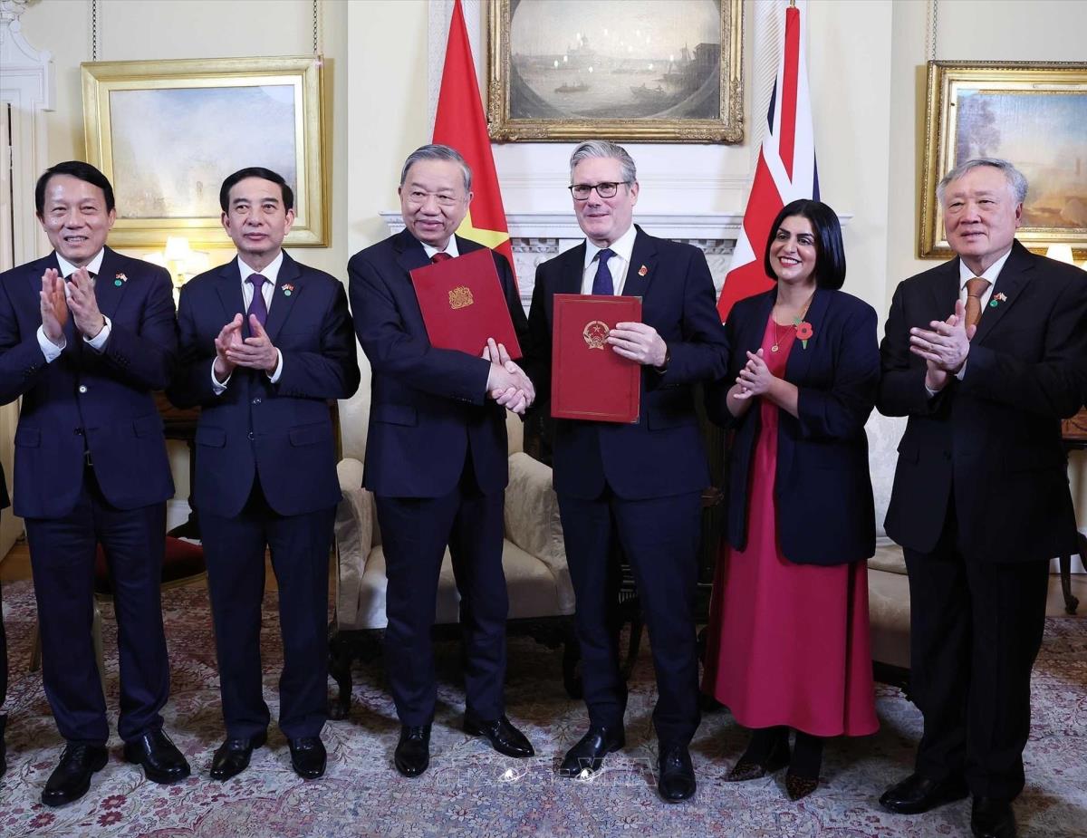 Tổng Bí thư Tô Lâm và Thủ tướng Liên hiệp Vương quốc Anh và Bắc Ireland Keir Starmer trao Tuyên bố chung về việc chính thức nâng cấp quan hệ Việt Nam - Anh lên Đối tác Chiến lược toàn diện. Ảnh: TTXVN.