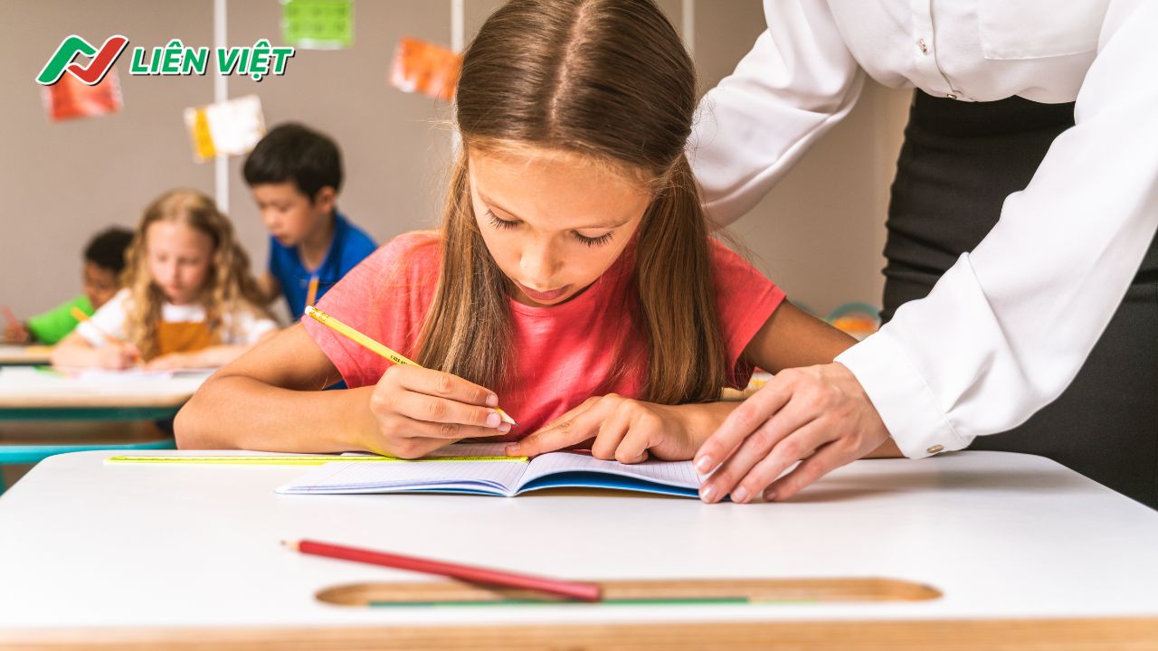 Hãy khen ngợi sự cố gắng của một em học sinh yếu khi có sự tiến bộ vượt trội