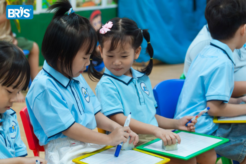 Mấy tuổi nên cho trẻ đi mẫu giáo - Để bé đi mẫu giáo thuận lợi và không bị sốc môi trường, cha mẹ cần chuẩn bị trước cả tâm lý lẫn điều kiện sinh hoạt cho con.