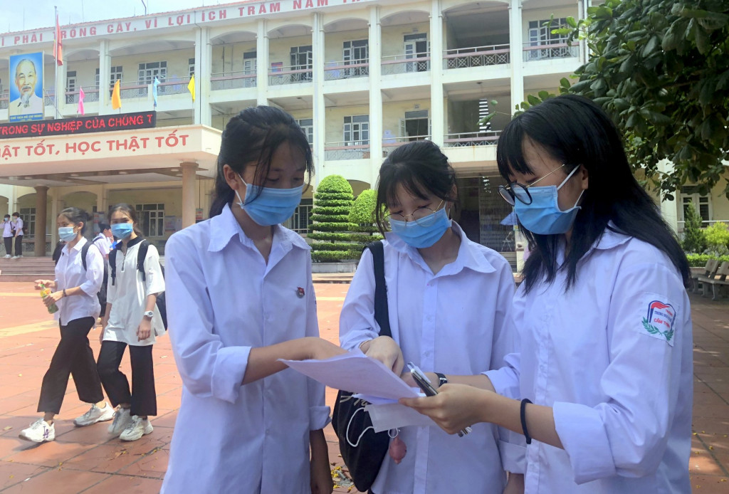 cac de van nghi luan ve bai tho bep lua 2