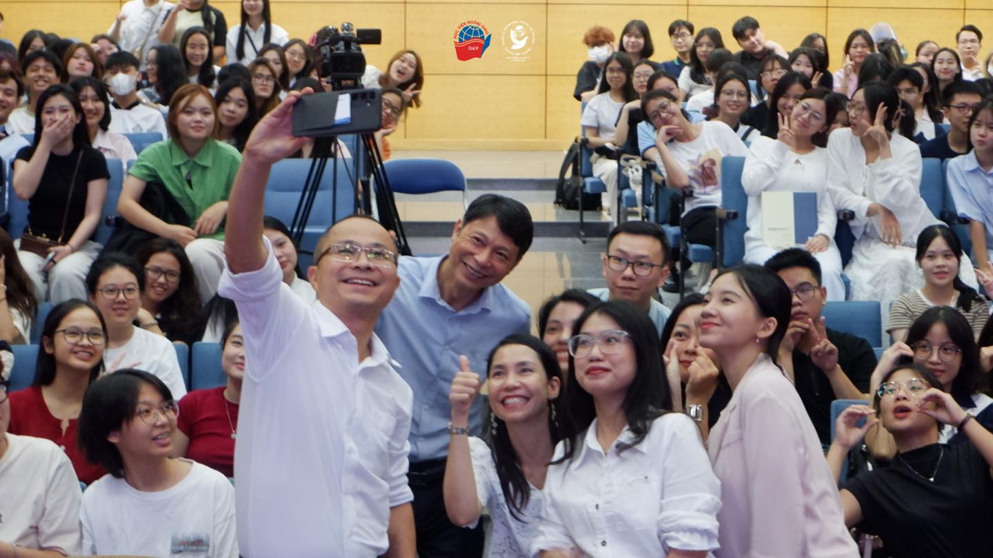 cac truong dao tao quan he quoc te 2