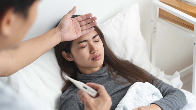 Khi bị nhiễm trùng đường ruột người bệnh thường bị sốt.