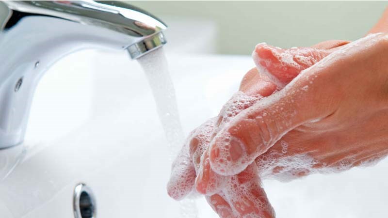 Nên rửa tay sau khi đi vệ sinh và trước khi ăn.