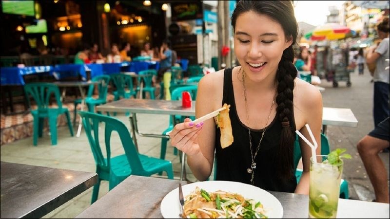 Sử dụng nguồn thức ăn đảm bảo vệ sinh khi đi du lịch