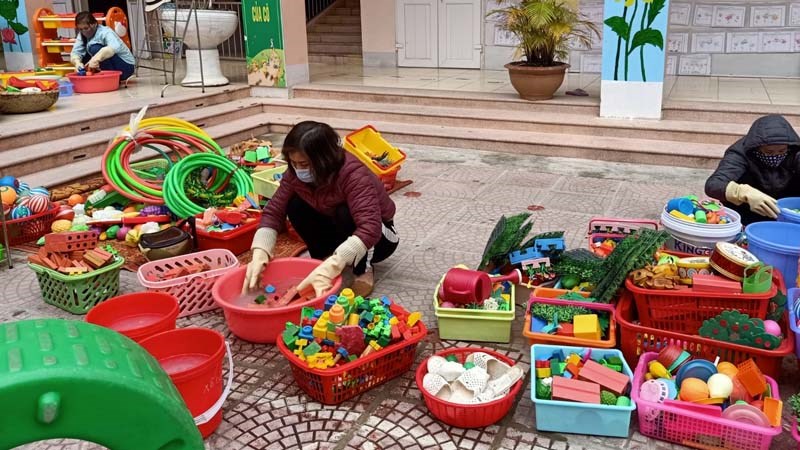 Thường xuyên rửa đồ chơi của trẻ để phòng bệnh kiết lỵ.