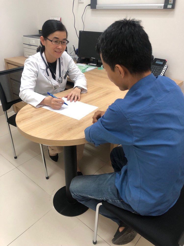 Bệnh Raynaud khiến chúng ta cảm giác lạnh ở tay chân có thể khiến tay chân thể đổi màu đỏ hoặc xanh, tê liệt tạm thời