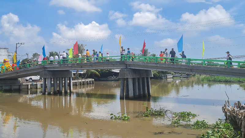 Tặng suất học bổng và quà cho học sinh giỏi vượt khó.