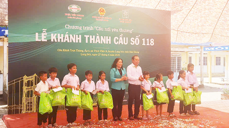 Tặng quà cho các gia đình có hoàn cảnh khó khăn, gia đình chính sách.