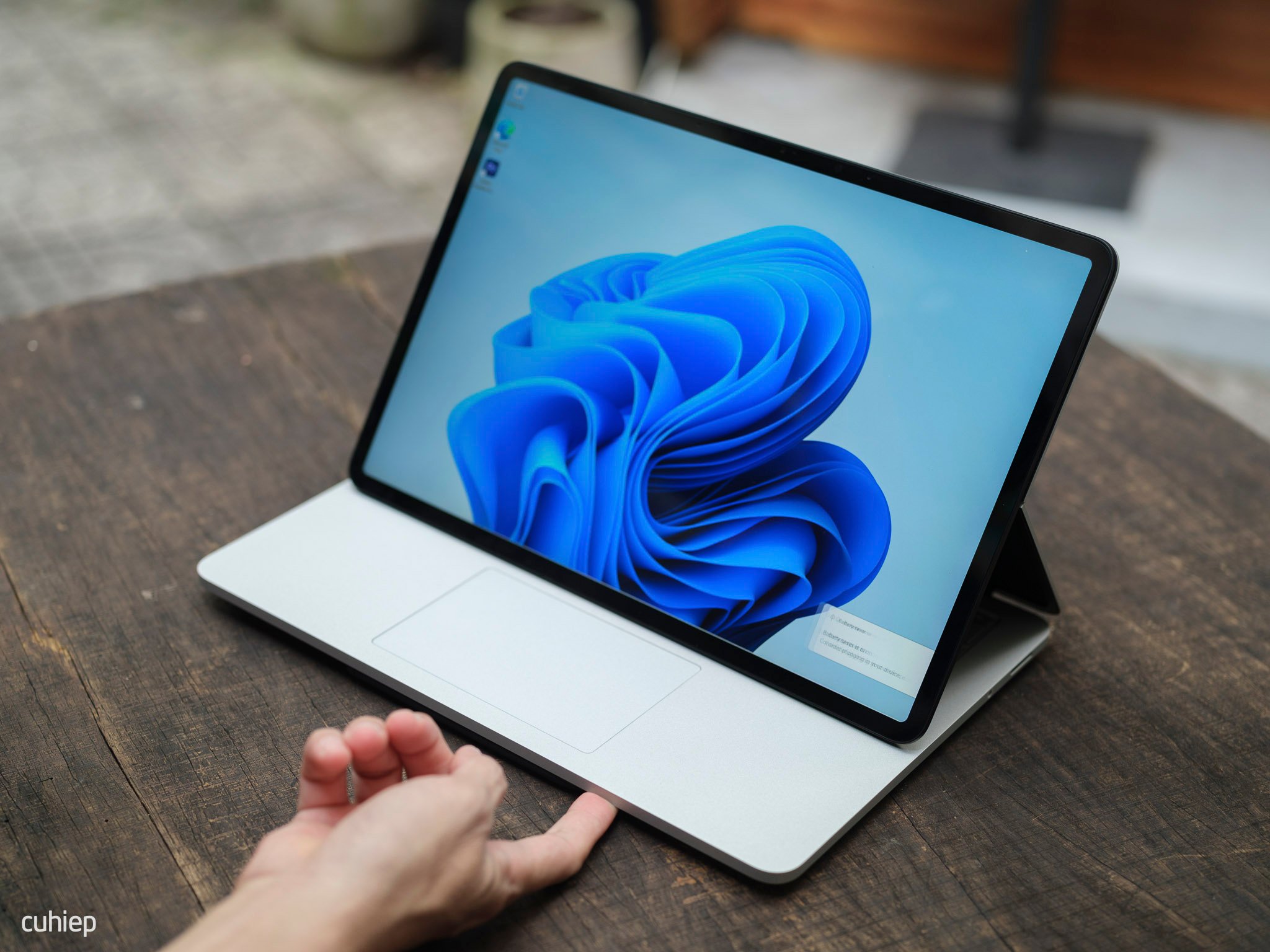 Về trọng lượng và kích thước của chiếc Zenbook Pro 14 Duo OLED (UX8402) cũng khá tương đồng với Surface Laptop Studio