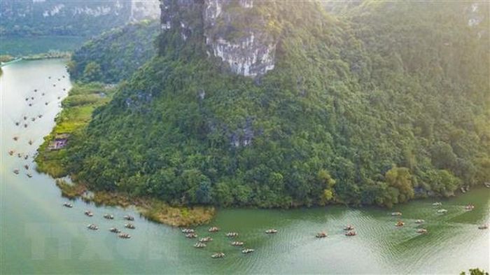 Quần thể danh thắng Tràng An nơi đây được thiên nhiên ban tặng những dãy núi đá vôi uốn lượn bao quanh dòng sông thanh bình, cùng những di tích linh thiêng và hệ động thực vật phong phú, quý hiếm. (Ảnh: Minh Đức/TTXVN)