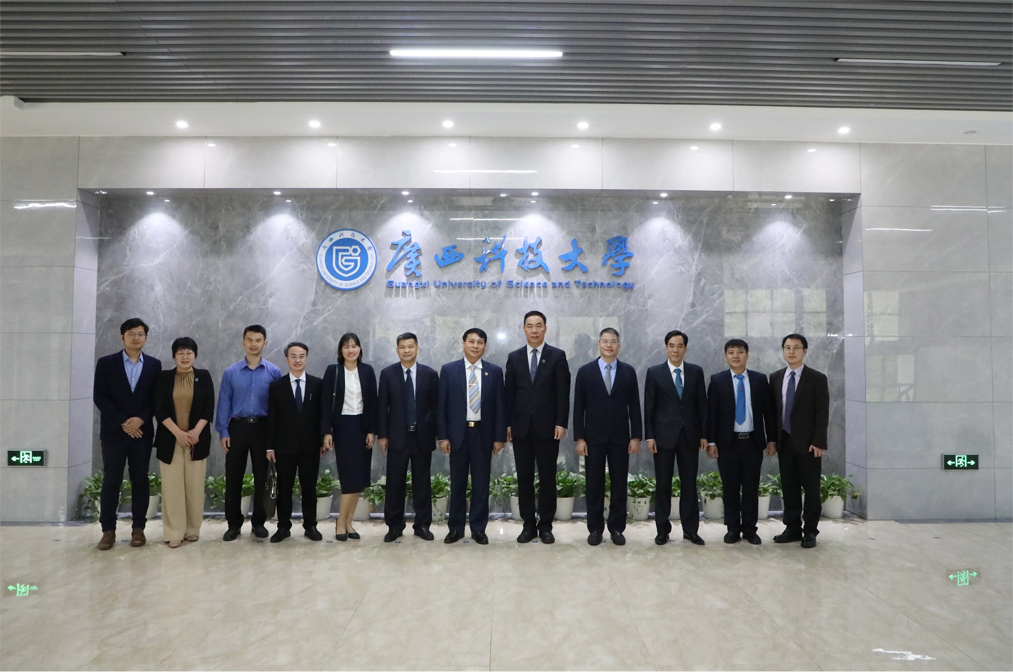 Đoàn cán bộ Nhà trường do PGS.TS Lê Hồng Quân - Bí thư Đảng ủy dẫn đầu đi thăm Trường ĐH KHKT Quảng T ây
