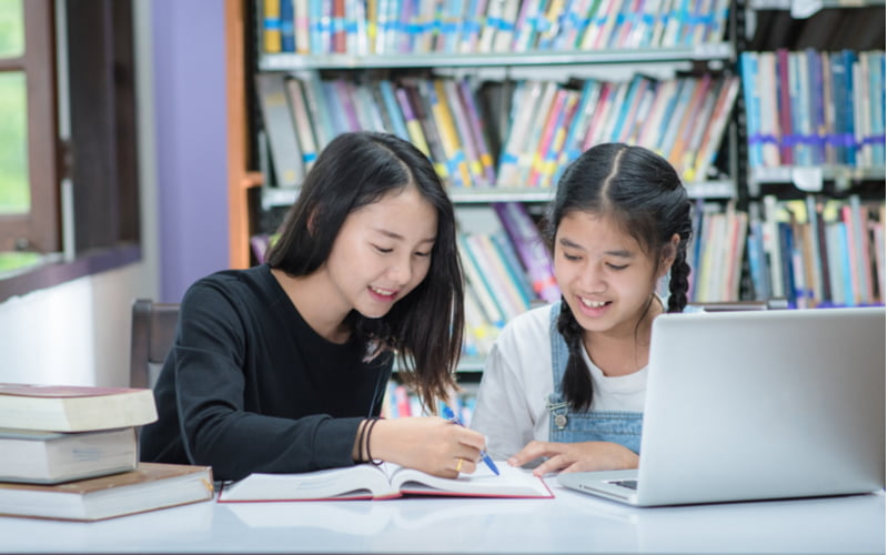 Thực hành bài tập về nguyên tử khối. (Ảnh: Shutterstock.com)