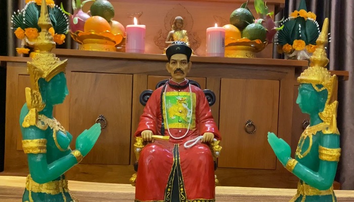 Làm thầu đề nên thờ gì