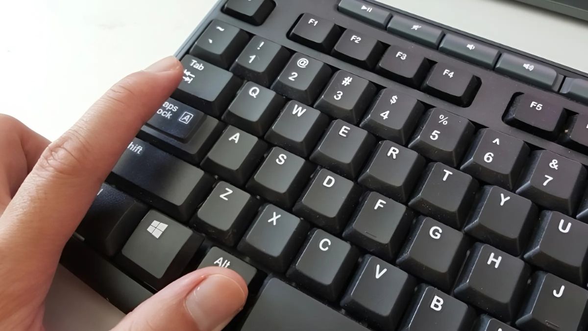 Sử dụng phím tắt chuyển đổi qua lại giữa các cửa số Alt + Tab