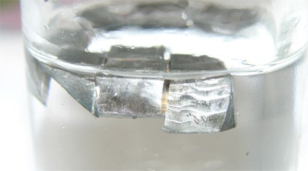 Kim loại natri rất mềm