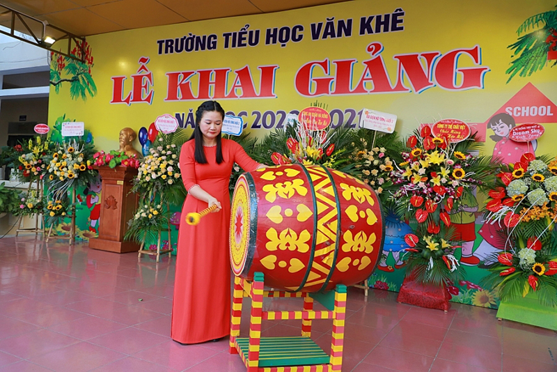 Phần thân trống trang trí bằng họa tiết đơn giản cùng tông với mặt trống