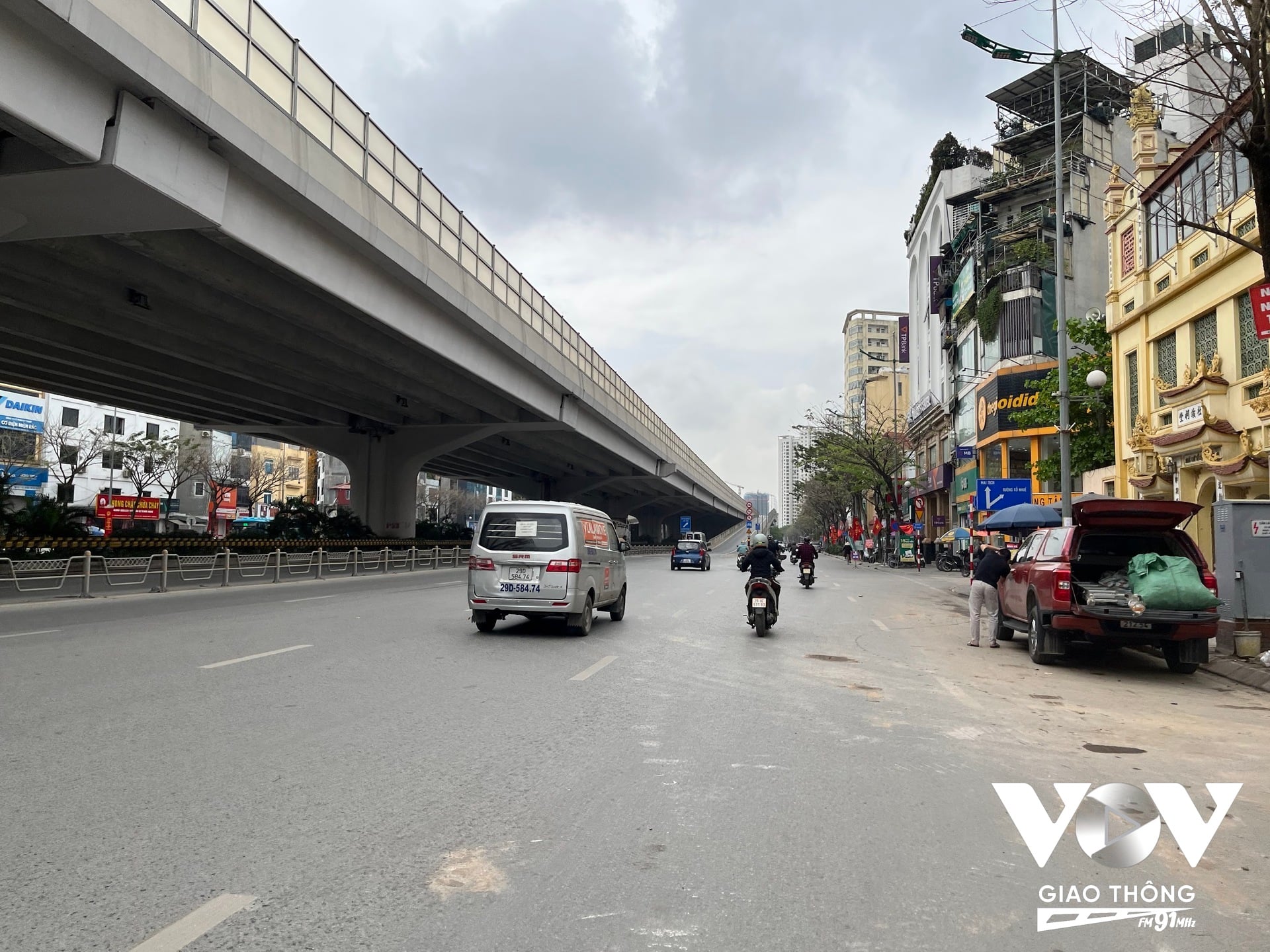 Việc phát triển hạ tầng giao thông là tất yếu và cấp bách với Hà Nội, nhưng nếu không đảm bảo được diện tích cây xanh, chúng ta sẽ vẫn phải chứng kiến những thông báo về môi trường nguy hại tới sức khỏe con người như hiện nay