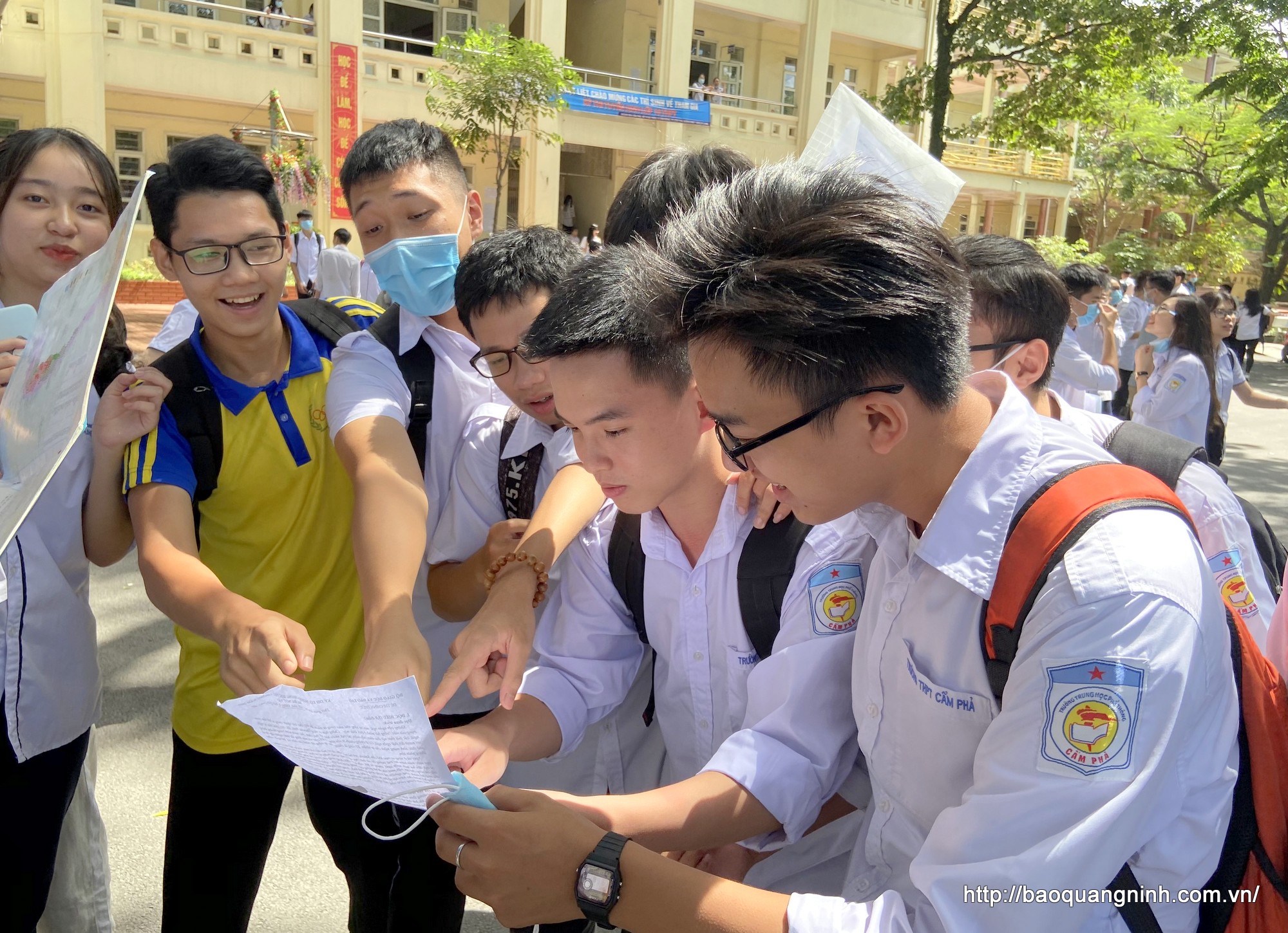 Nhiều bạn dnahf thời gian trước khi rời khỏi trường thi để trao đổi lại về bài làm của mình.