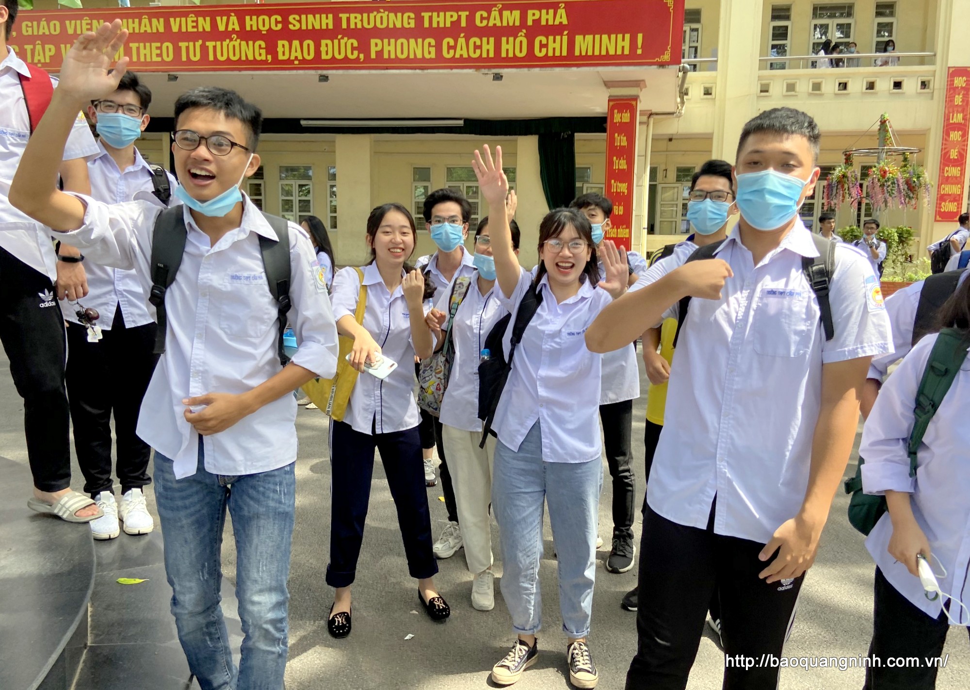 Một nhóm thí sinh dự thi tại Điểm thi THPT Cẩm Phả hào hứng, phấn khởi vì đã hoàn thành khá tốt bài thi môn ngữ văn.