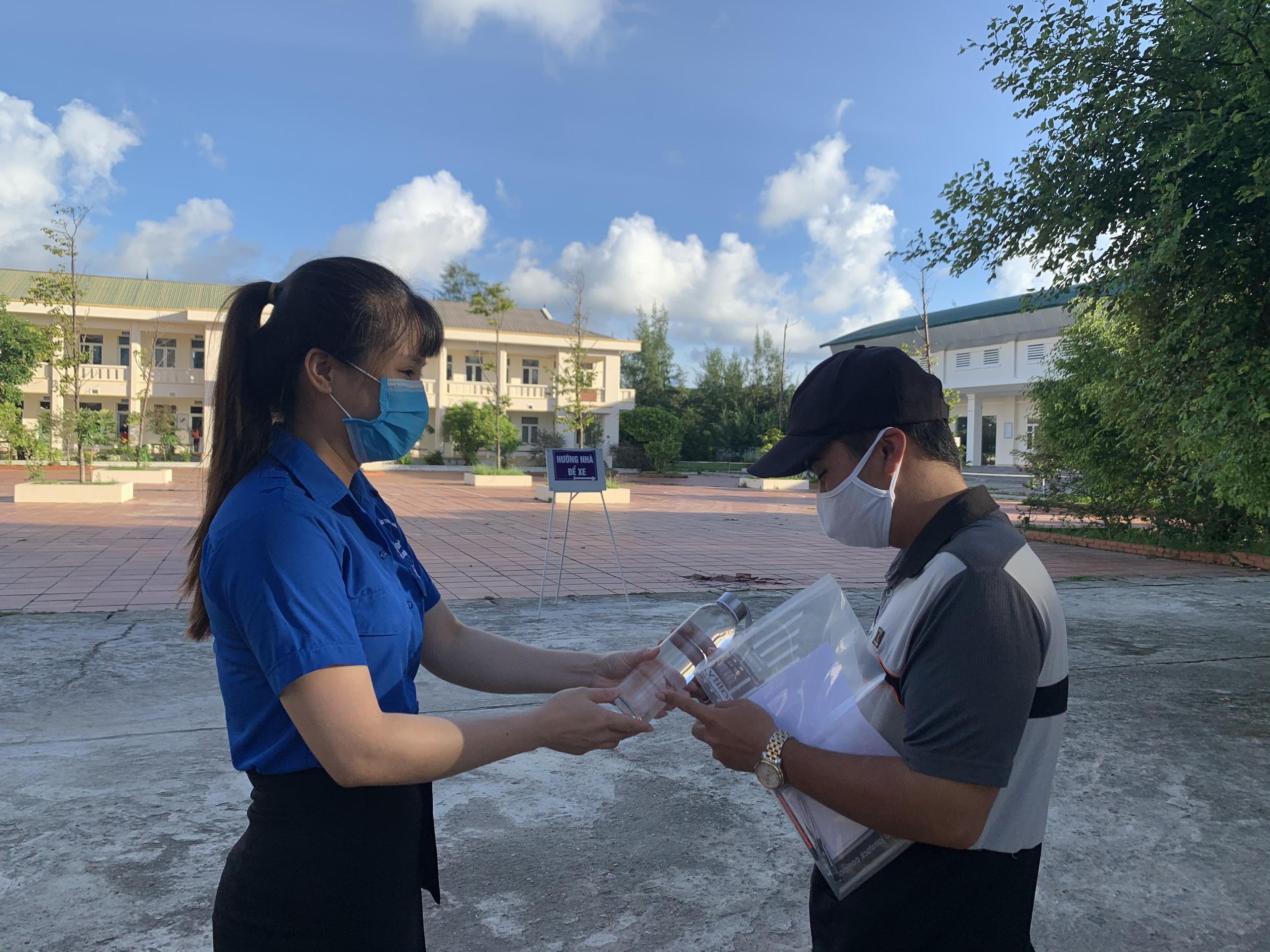 Lực lượng thanh niên tình nguyện phát nước uống miễn phí, hỗ trợ, đồng hành cùng sĩ tử dự thi tại