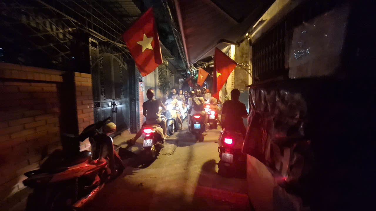 Học sinh lớp 3A6 đến Khu tập thể Bưu điện VT 40 để học thêm của cô giáo chủ nhiệm tên B.T.L. (Ảnh: Mạnh Đoàn)